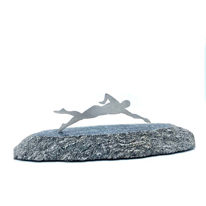 Vermont Rocks! - Vendita all'ingrosso Scultura - Scultura nuotatrice in pietra e acciaio inossidabile. Questi potrebbero essere trofei o un'ispirazione visiva per continuare a nuotare. Vermont Rocks!1