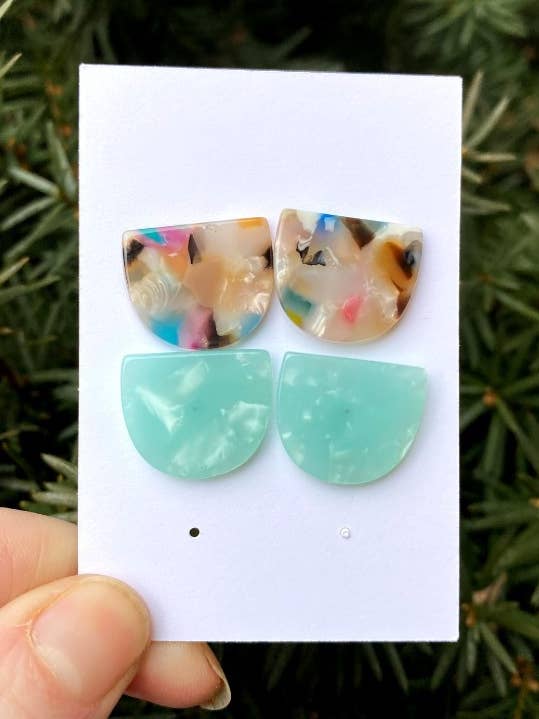 Ensemble de boucles d'oreilles à tige multicolores en acrylique vert menthe pour la vente par Baubles by B