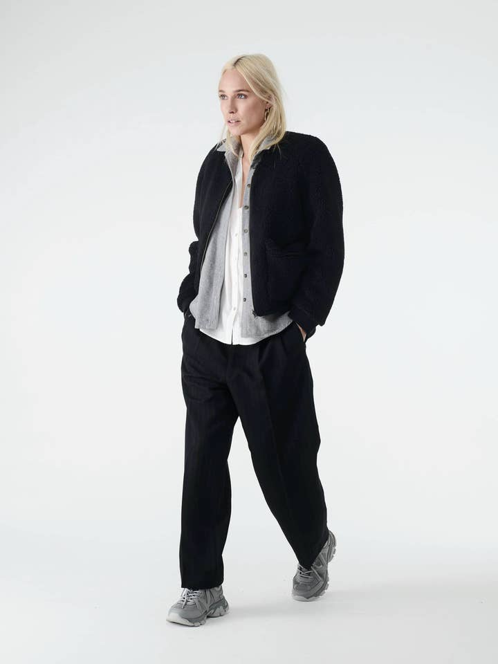 Giacca in pile CAMILLE - Nera per la vendita all'ingrosso da parte di TOMO Clothing