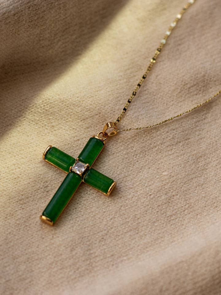 La Cruz Jada | Collar de Cruz de Jade Relleno de Oro para venta al por mayor de Océanne