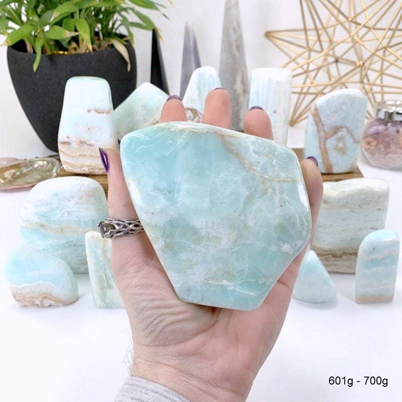 Rock Paradise - Vente Pierre et cristal de spiritualité - Base taillée en calcite des Caraïbes polie - Aragonite bleue au poids4