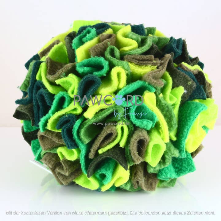 Sniffa boll i olika nyanser av grönt för wholesale av Pawcord by Franzi