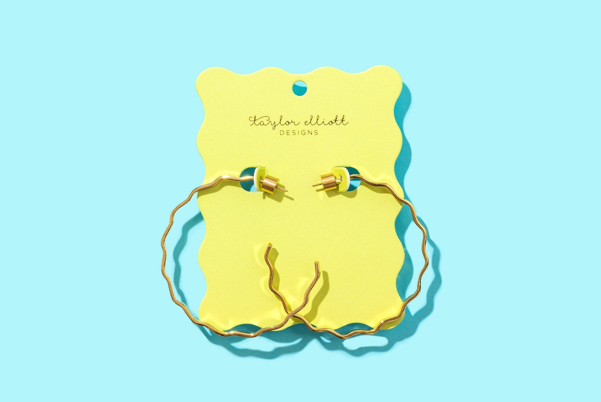 Taylor Elliott Designs – wholesale Hoop-örhängen – Hoopörhängen - X-Large - Vågig Guldpläterad - Cassie