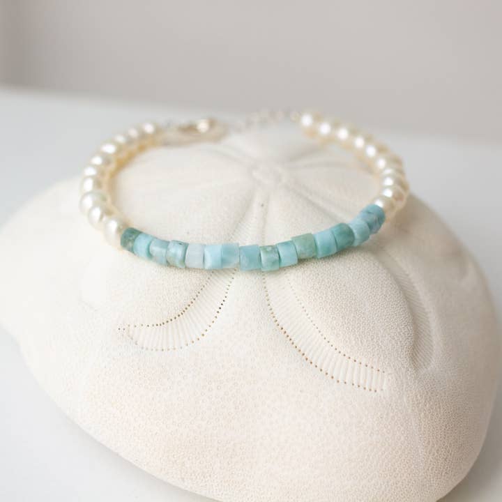 ”Tenang” Larimar och pärlarmband för wholesale av Devi & Co