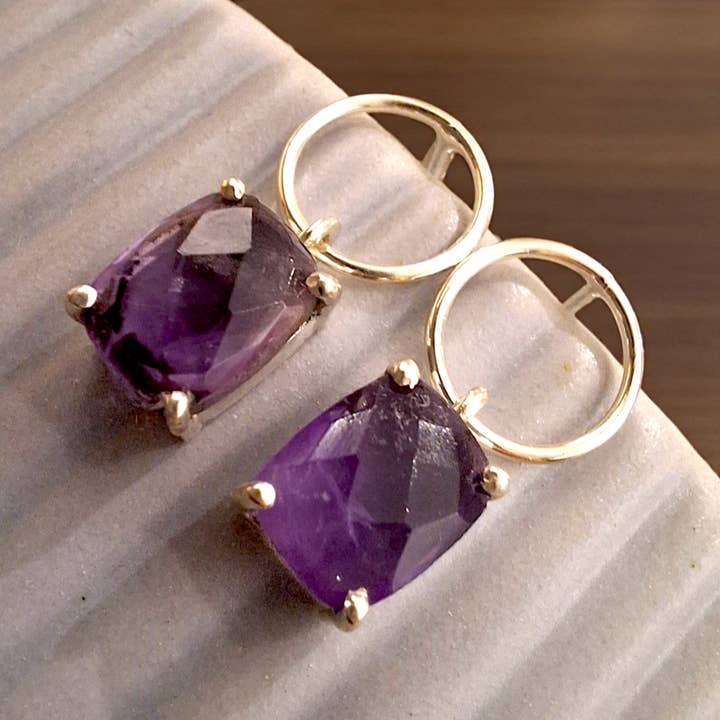 HAPPY DANCE øreringe i 925 sølv med ametyst for engroshandel hos Grethe Winter