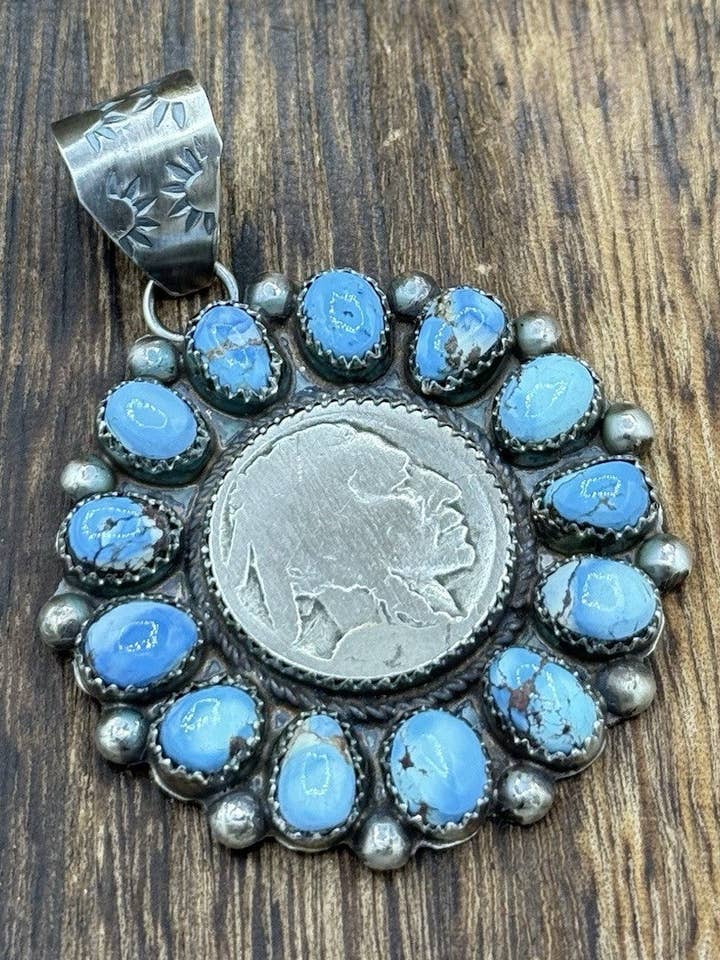 Navajo håndlavet sterlingsølv Golden Hills turkis klynge møntvedhæng for engroshandel hos Native City Jewelry