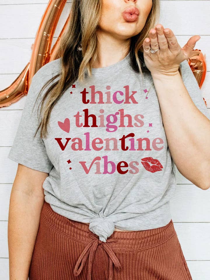 House Of Rodan – Großhandel T-Shirt mit Siebdruck – Damen – Thick Thighs Valentine — lustiges Geschenk-T-Shirt zum Valentinstag