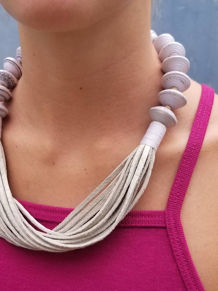 Anabelle - colar choker de missangas de papel reciclado e couro por atacado de Lumago Designs