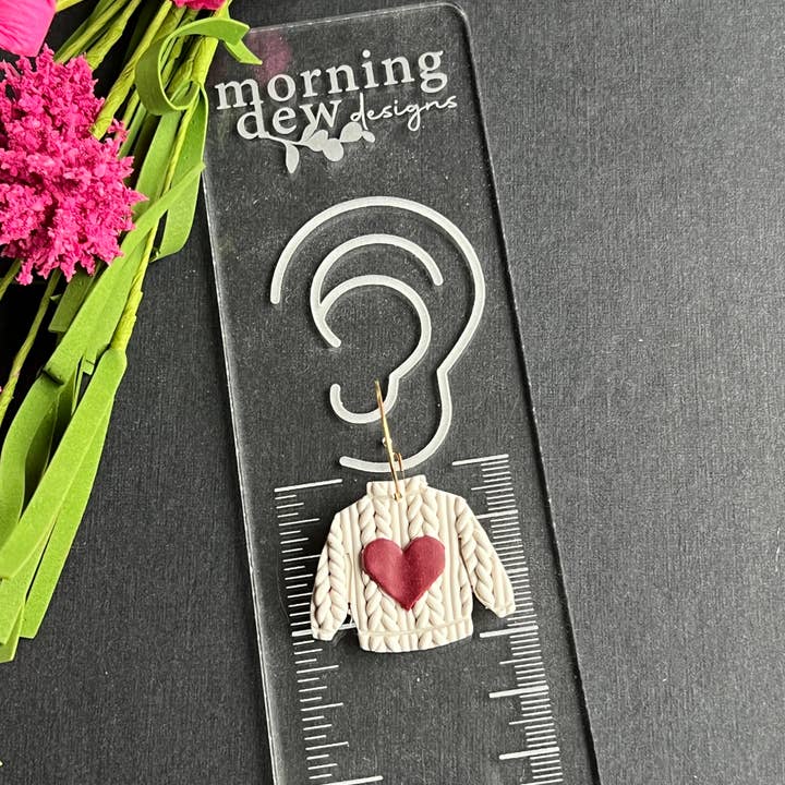 Morning Dew Designs - Vendita all'ingrosso Orecchini pendenti - Orecchini in argilla polimerica a forma di maglione di San Valentino lavorato a maglia a cuore
