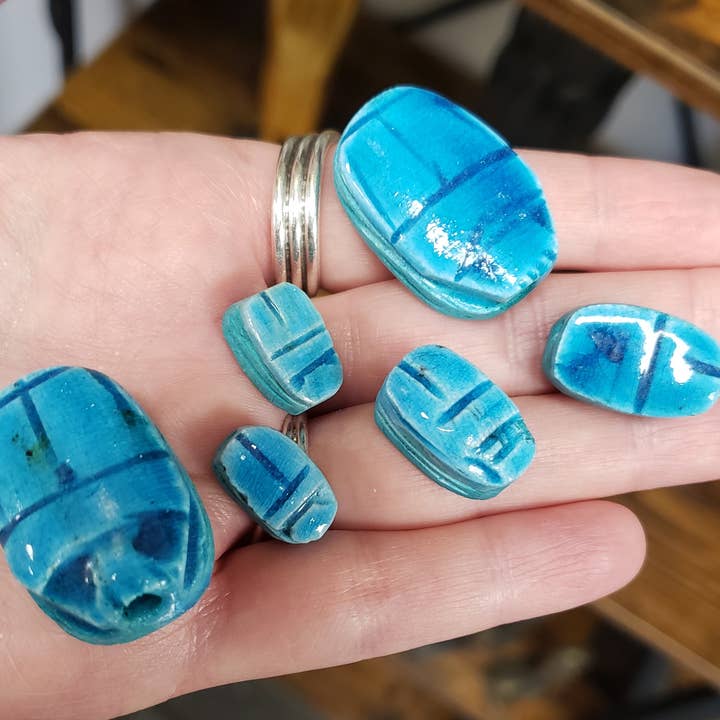 Discoveries, Inc. – Missangas por atacado – Pacote de 6 Escaravelhos Azuis Tamanhos Sortidos - Fabricado no Egito3