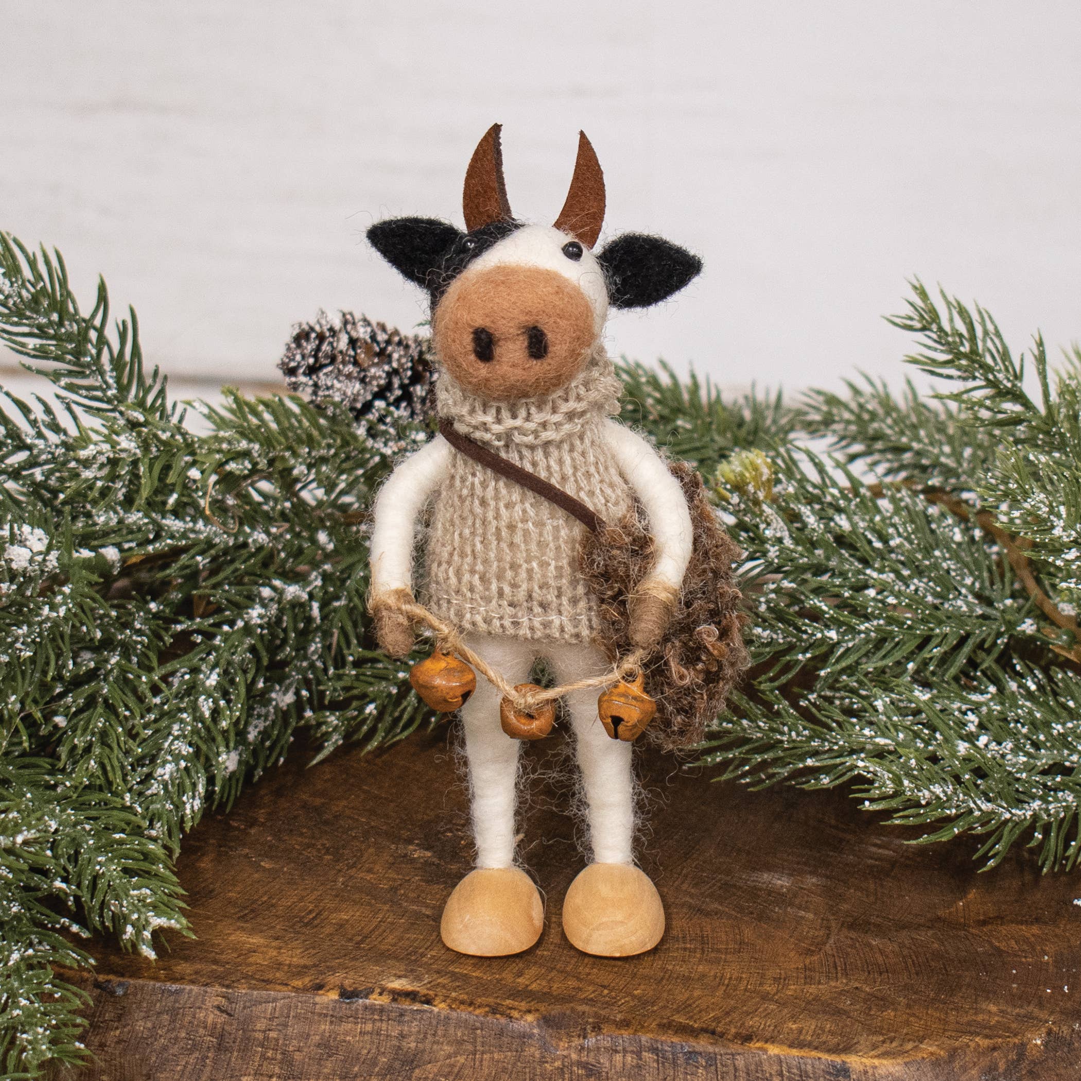 Bright Ideas - Venta al por mayor Adornos - Ornamento de Vaca con Cascabeles de Fieltro1