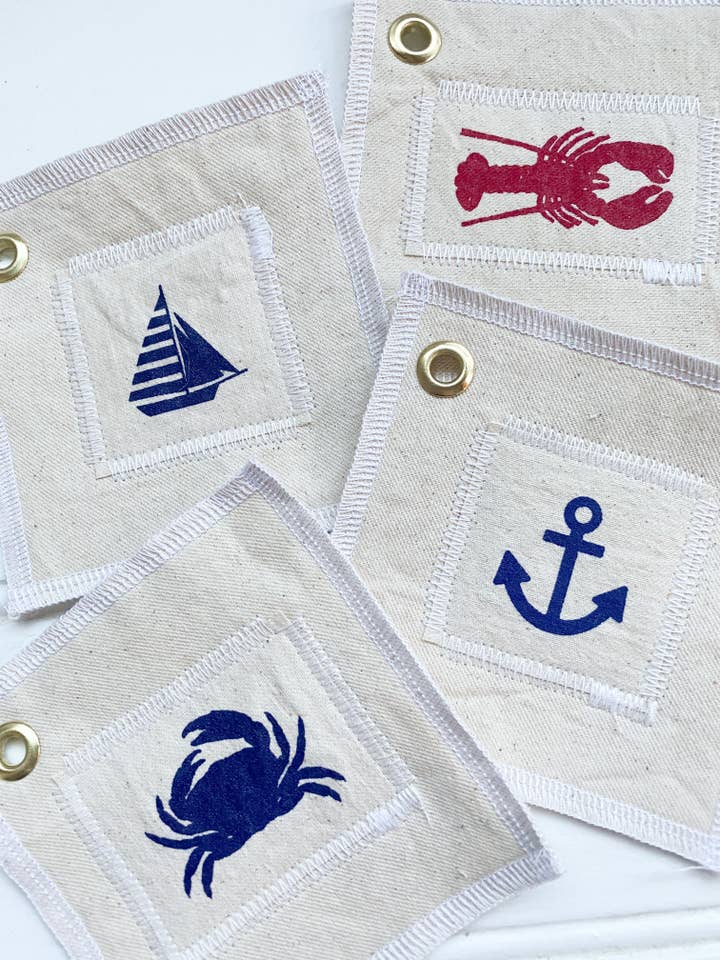 Dessous de verre en toile nautique avec baleine, ancre, homard, crabe pour la vente par Seagate Studio