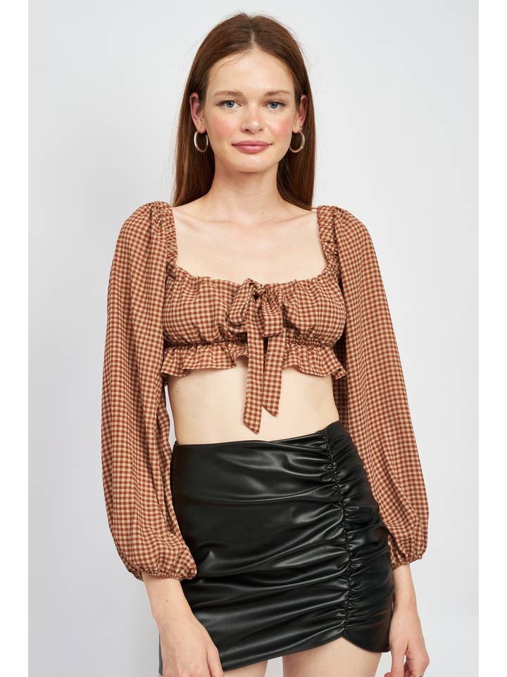 MARROM TOP RECORTADO DE ALGODÃO COM DECOTE QUADRADO E DETALHES DE BABADOS para venda a revendedores na Faire