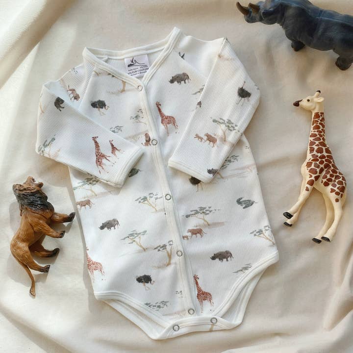 SAVANNAH Baby bodysuit (lukning foran) for engroshandel hos Productions Associées (Valeur Couture)