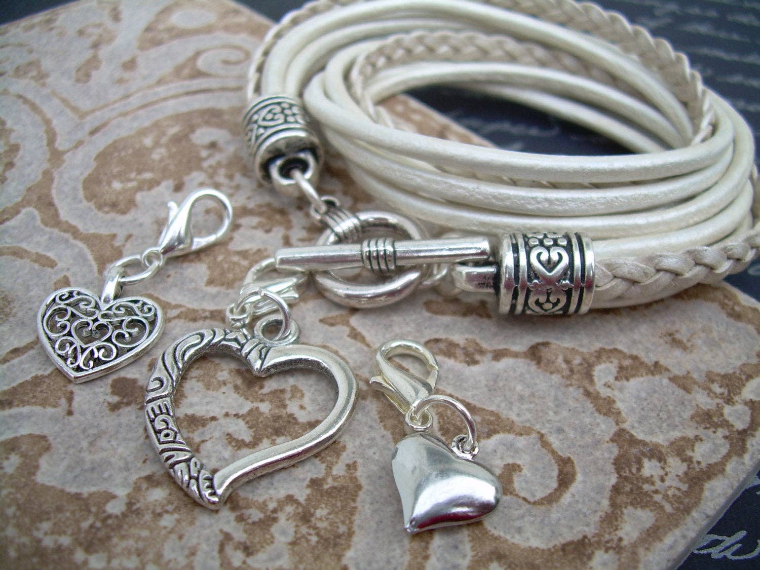 Urban Survival Gear USA - Vente Bracelets à breloques/pendentifs - Bracelet à breloques en cuir blanc en forme de cœur, bracelet pour femme, bracelet en cuir, bracelet portefeuille, bijoux pour femmes, bijoux en cuir2