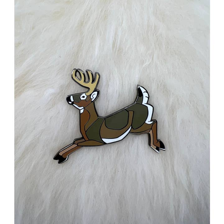 Roamin' Bison Workshop - Vente Épinglettes/boutons - Épinglette en émail dur en forme de cerf à queue blanche | Épinglette en forme de cerf | Buck Pin | Ar