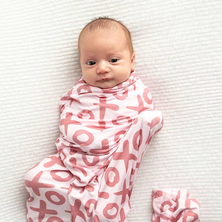 Manta de Arrullo Pequeña de Bambú para Recién Nacido Valentine's XOXO para venta al por mayor de Three Little Tots
