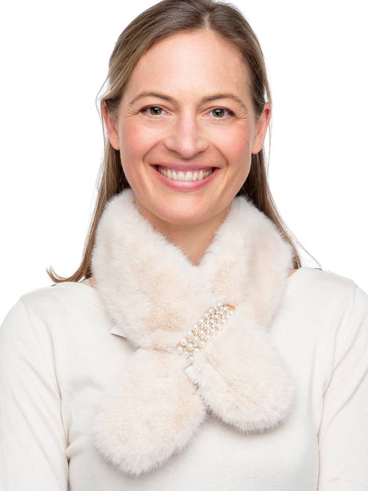 Fabiana FB43 Tippet aus beigem Kunstfell mit Reihenperlenverzierung für den Großhandel von Franchetti Bond