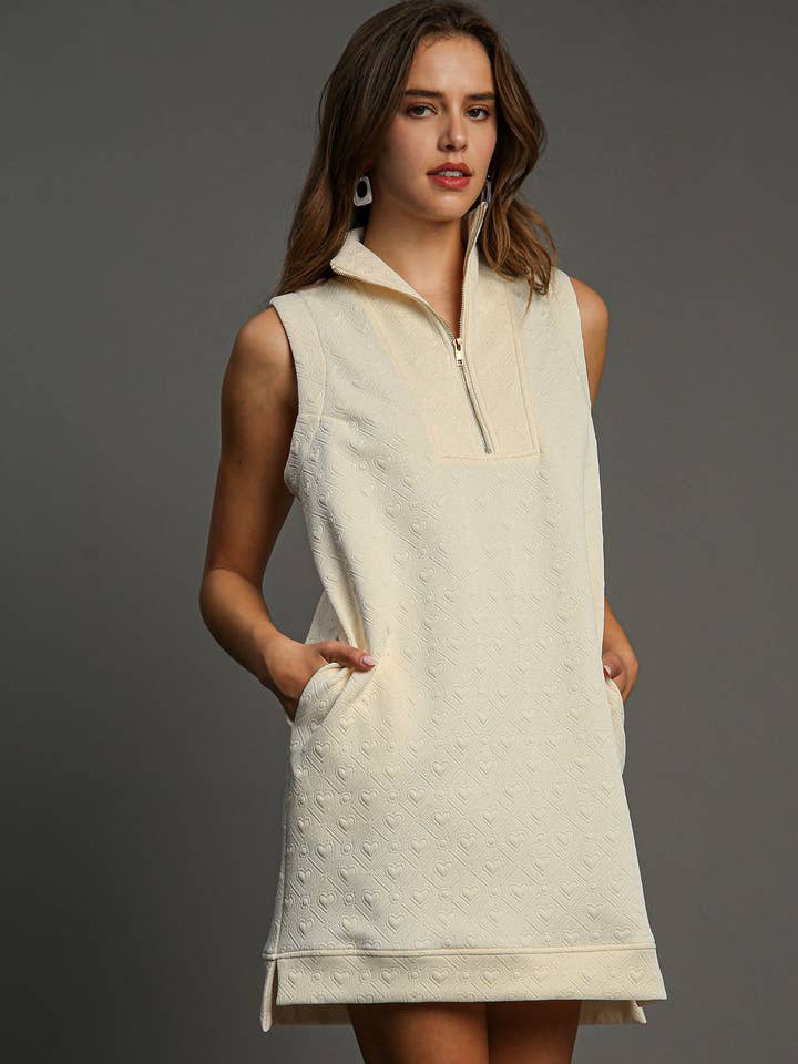 Plush Looks - Wholesale Jurk - Dames - Mouwloze mini-jurk met halve ritssluiting in hartgebreide jacquard0