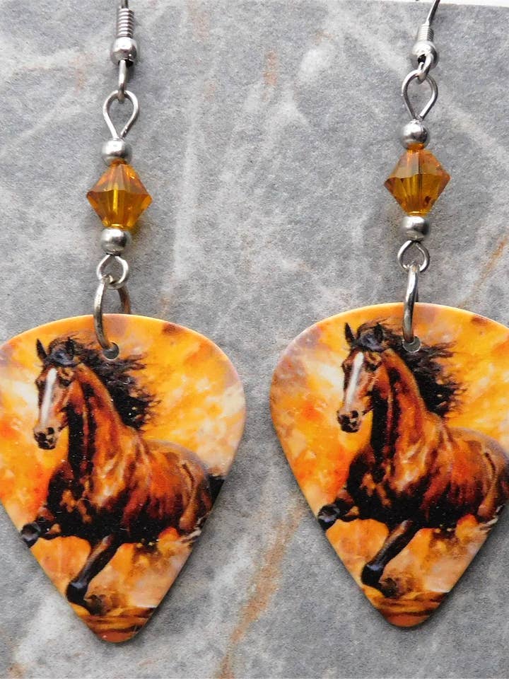 Rennend Paard Gitaar Plectrum Oorbellen met Swarovski Kristallen voor wholesale door Simply Raevyn