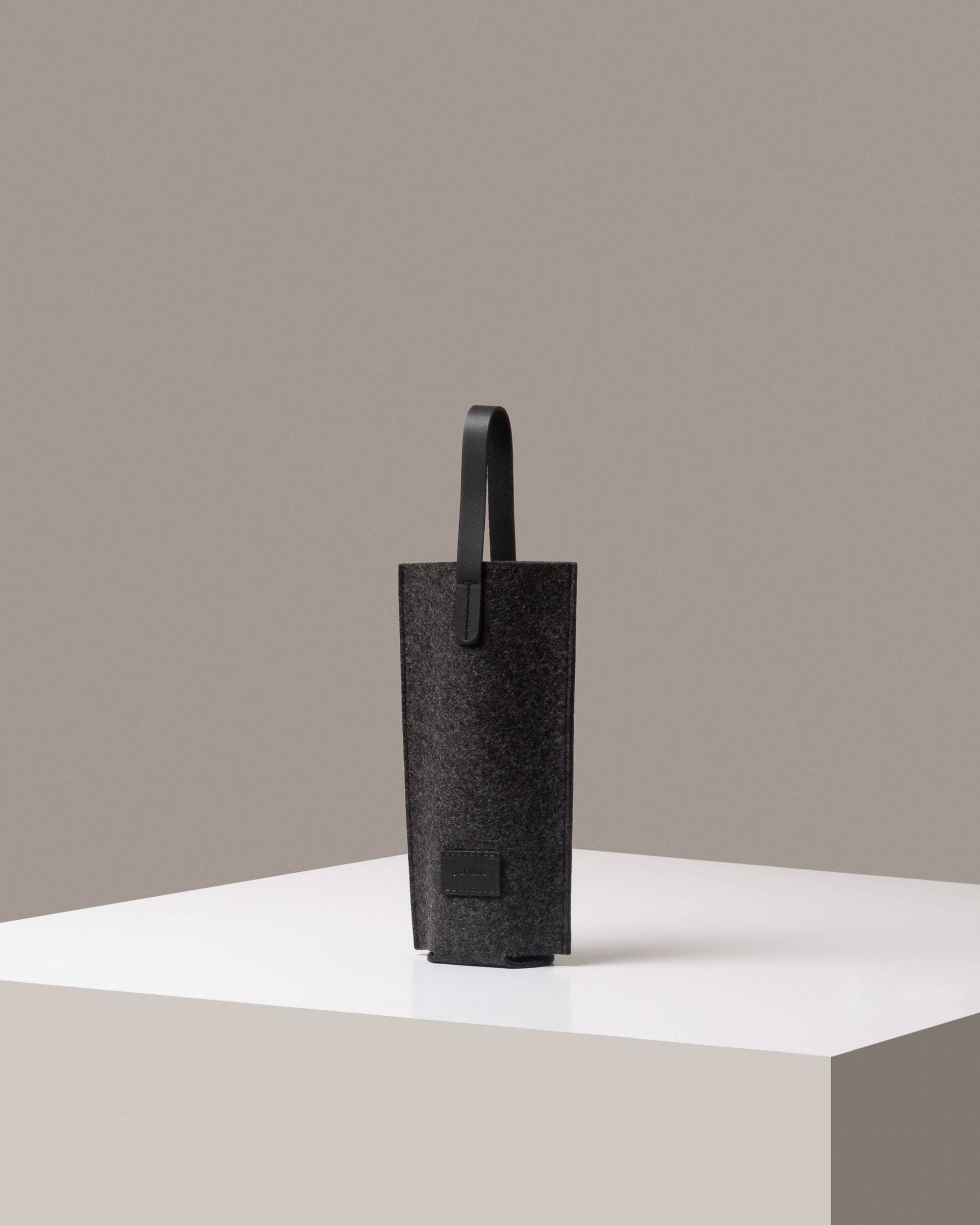 Graf Lantz - Wholesale Beer/Wine Caddy - Hana Merino Wool Bottle Bag in Charcoal2