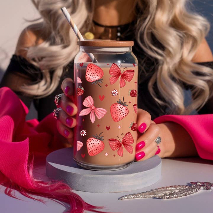 Tasse Coquette Fraise avec Couvercle et Paille pour la vente par CoRo & Company