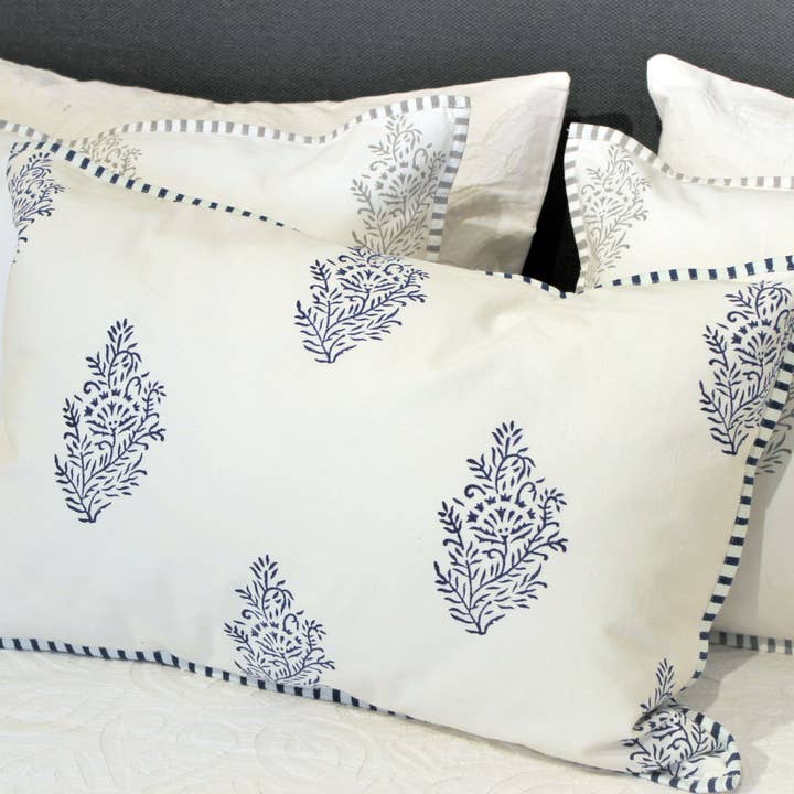 Kissen zweiseitig dunkelblau handbedruckt 40x60cm 100%BW für den Großhandel von indradanush - art of textiles