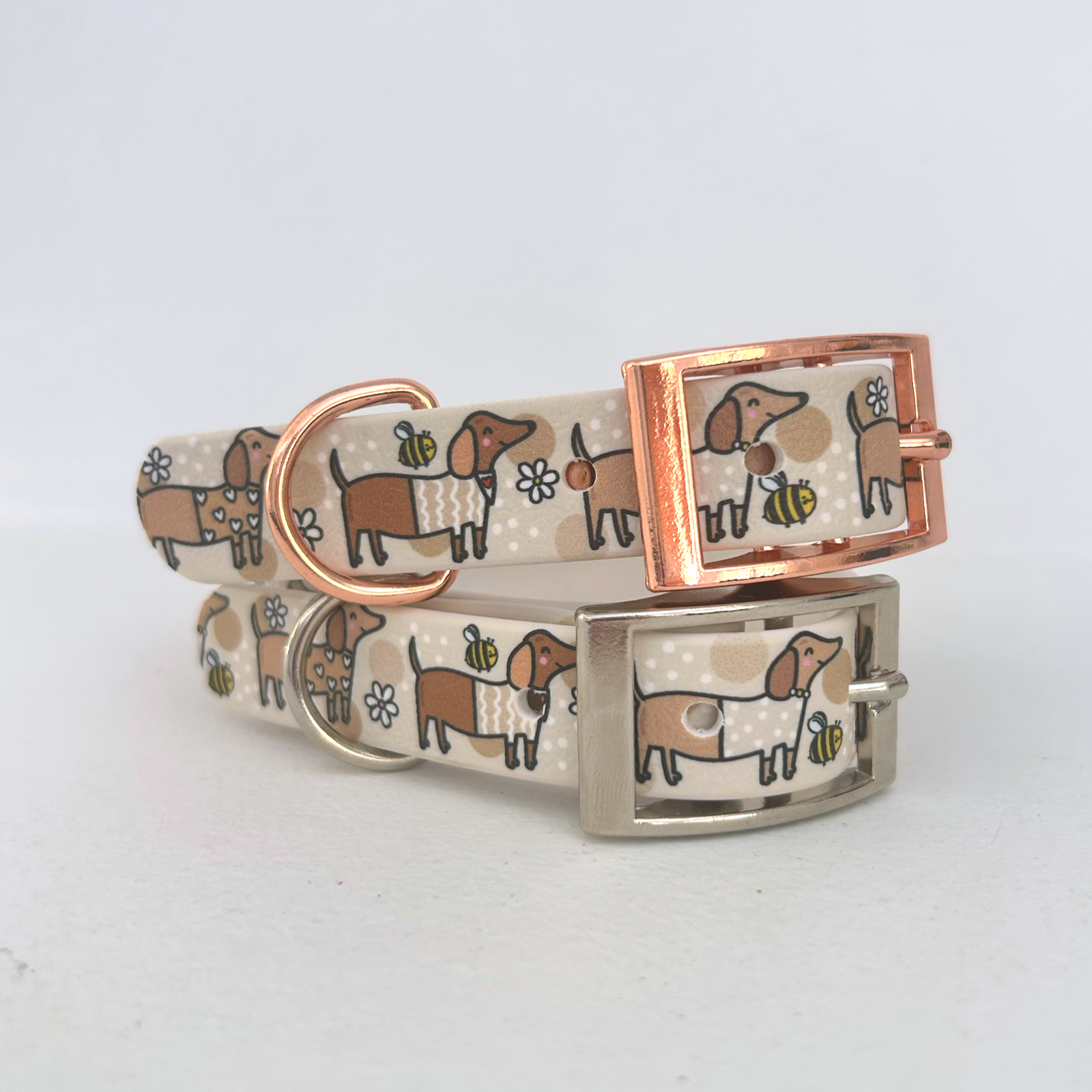 Puppies & Pom Poms - Vendita all'ingrosso Collare - Cani - Collare per Cani Handmade Impermeabile Beige con Bassotti e Api7