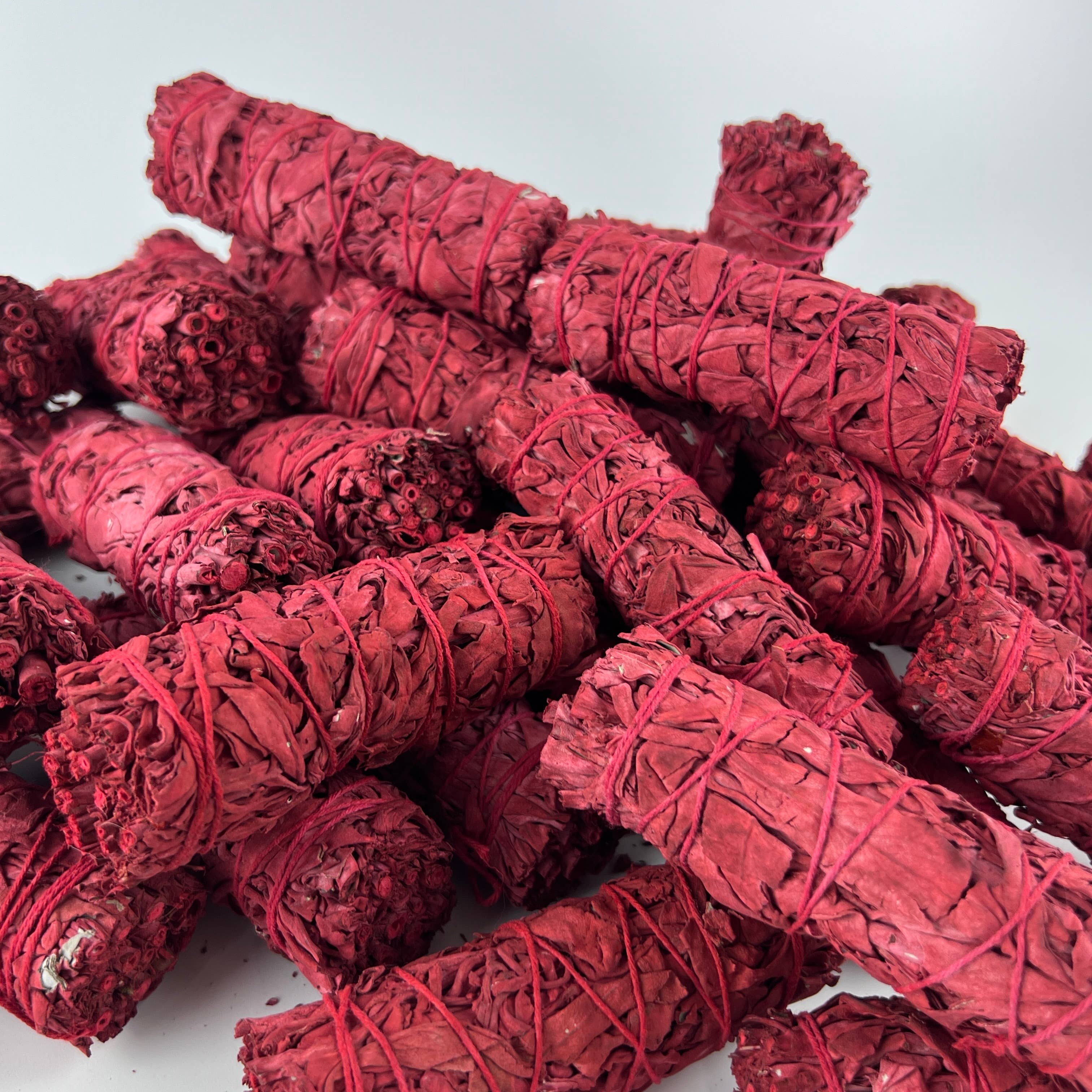 GREENROOTS USA LLC - Wholesale Sage Bundle - White Sage Dragon Blood Red Smudge Stick Bundle 4"7