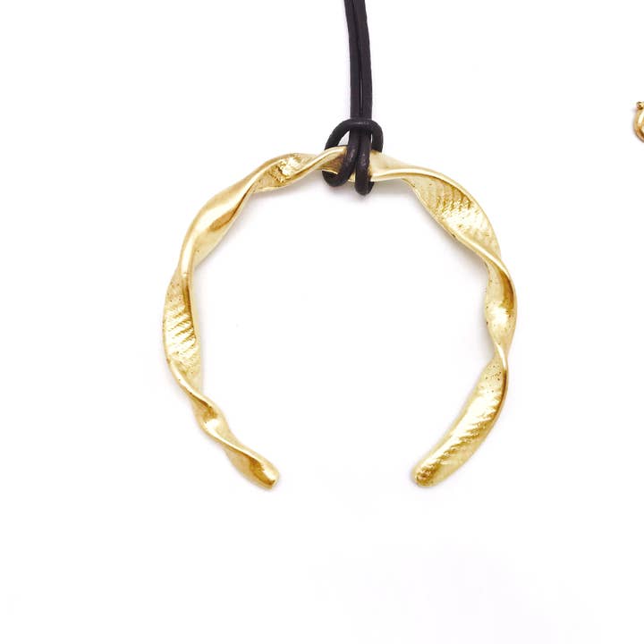 Gloria Mago - Wholesale Halskettinghanger - Lange zwarte leren ketting met goudkleurige maan hanger, 80 cm1