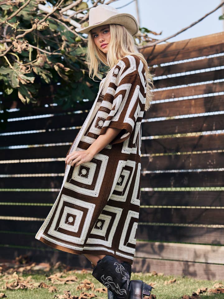 Cardigan ouvert en crochet à motif carré géométrique. pour la vente par Urban Daizy