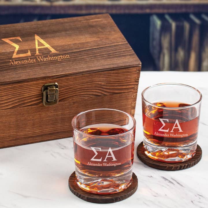 MB Brands Inc – wholesale Cocktail-/likörglas – Sigma Alpha anpassade graverade personliga whiskyglas i trä presentförpackning