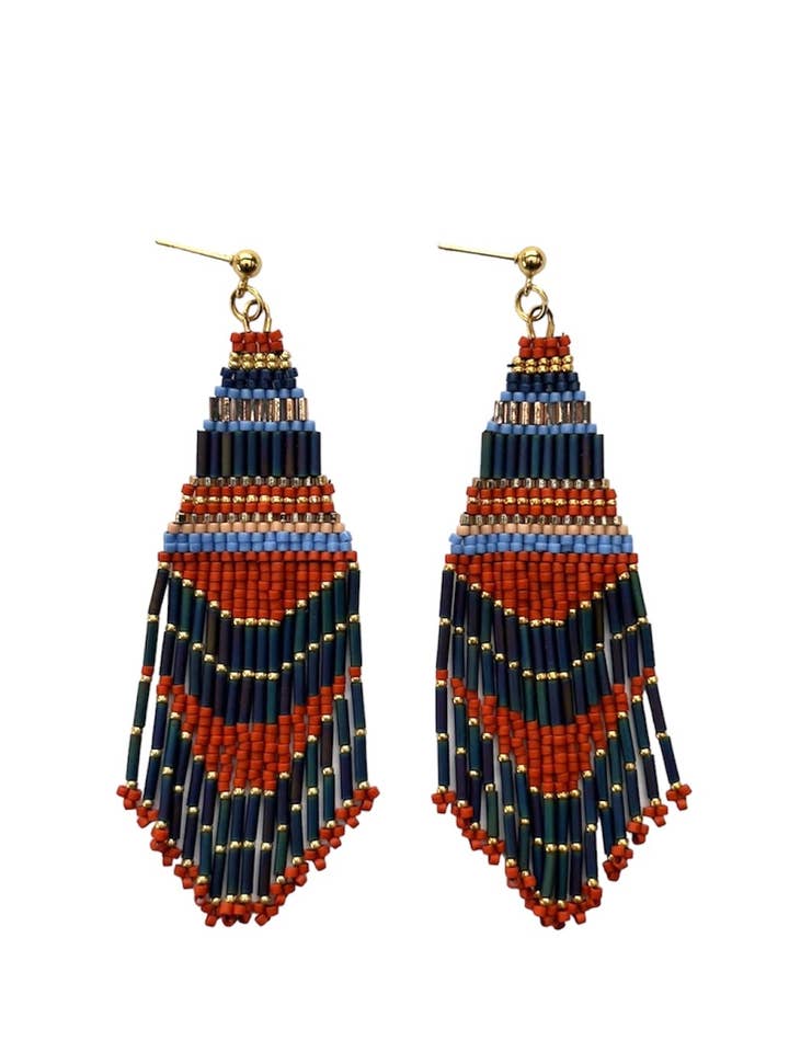 Boucles d'oreilles boisées ornées de perles tissées à la main (indigo) pour la vente par Mayana Designs Co