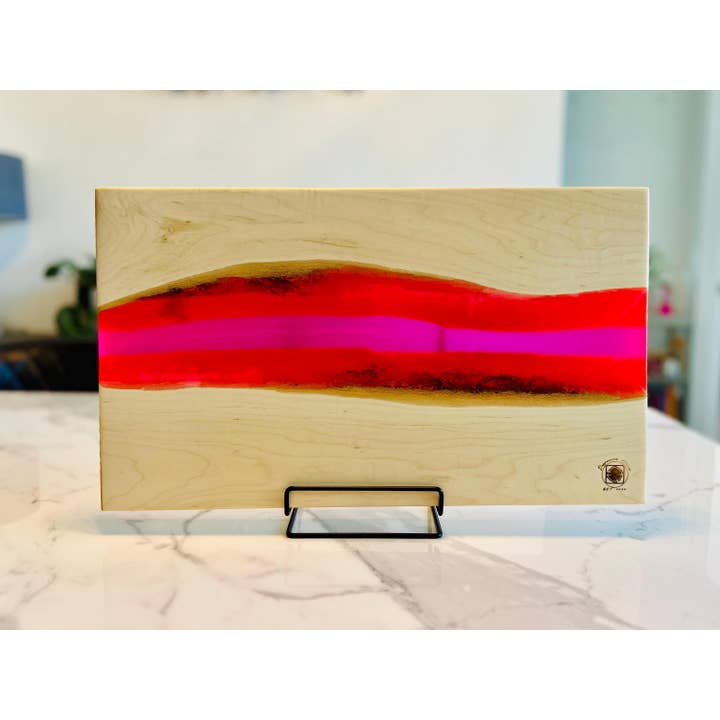 Planche de charcuterie en érable à bord vif et époxy pour la vente par DapperwoodSF