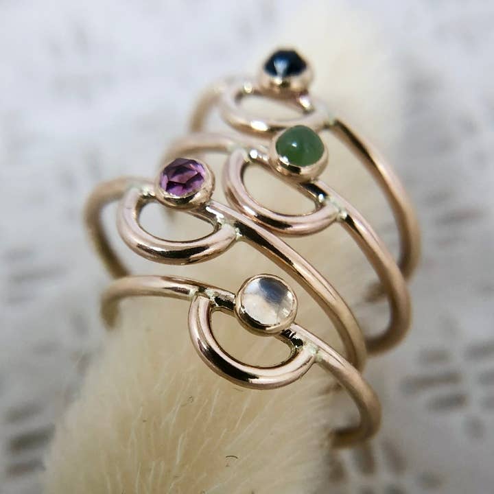 Bague Mini Gem Crescent pour la vente par Open Fire Jewellery