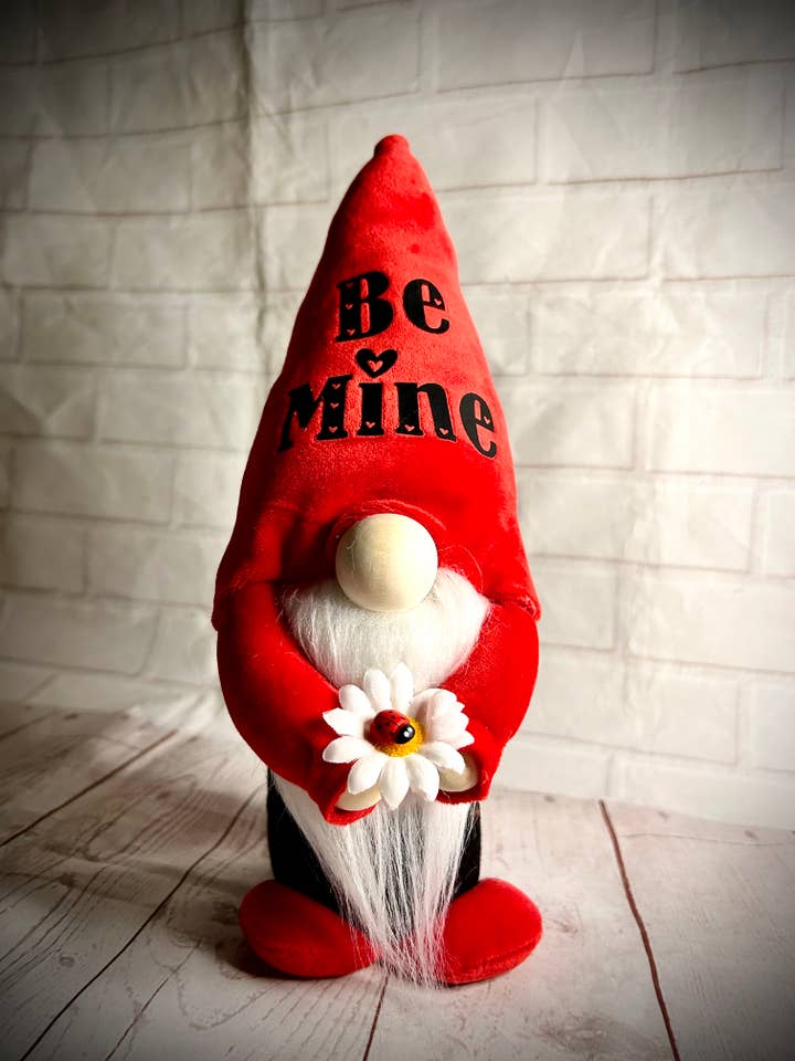 Handgefertigter Be Mine Gnom zum Valentinstag für den Großhandel von Forever Gnomes UK Store