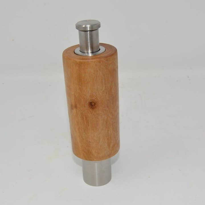 Houten kruidenmolen met enkele handgreep, els, handgemaakt voor wholesale door Huizbirn