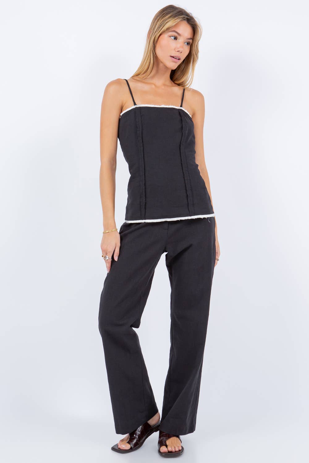 Whiteroom+Cactus – wholesale Blus - Dam – KONTRAST ÄRMLÖS TOPP8