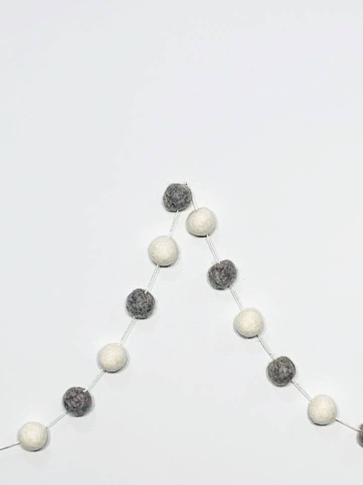60" filtpompom krans, creme & grå for engroshandel hos Giftsland