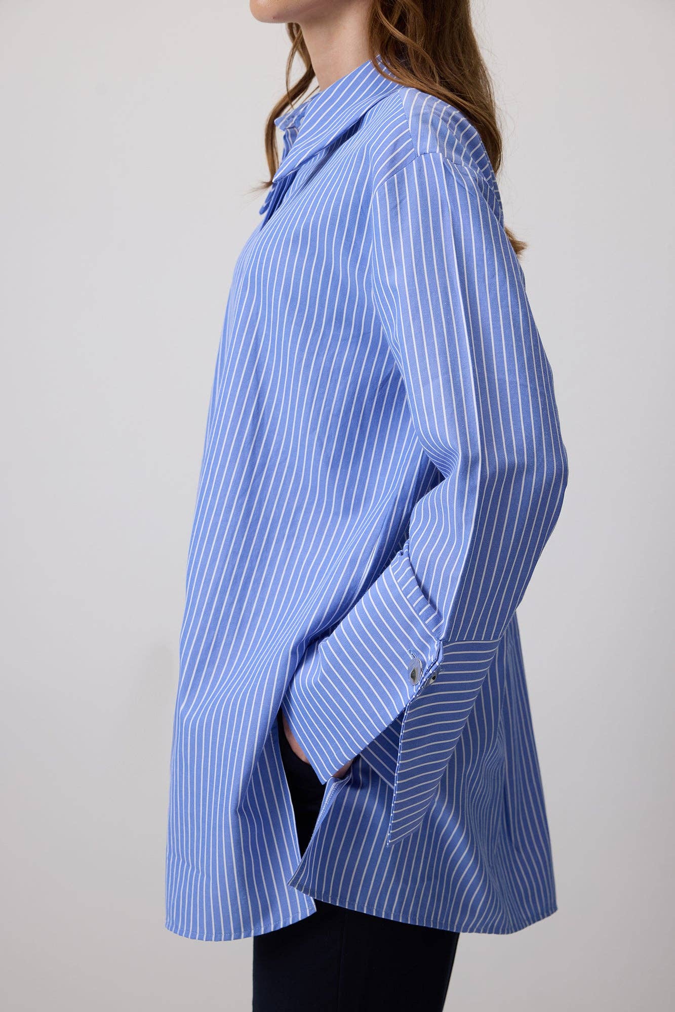 Blau GESTREIFTES HEMD MIT WEITEN MANSCHETTEN für den Großhandel auf Faire3