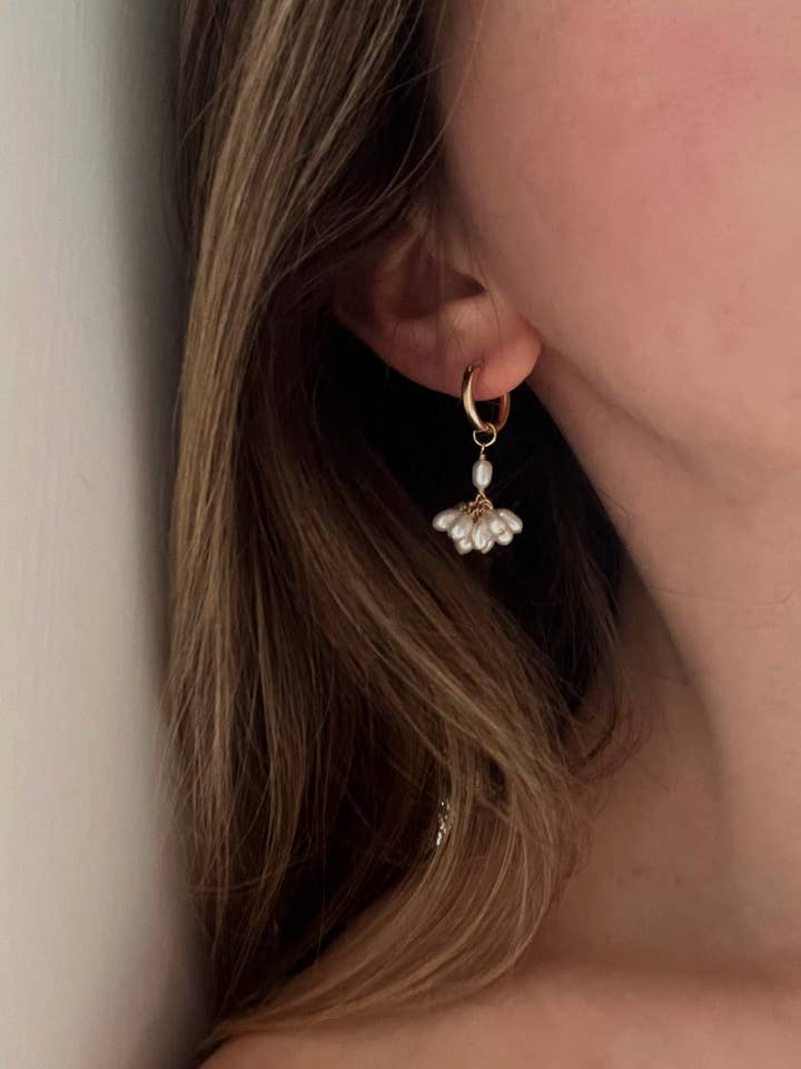 Mini-créoles Fleurette Drop pour la vente par Christine Elizabeth Jewelry