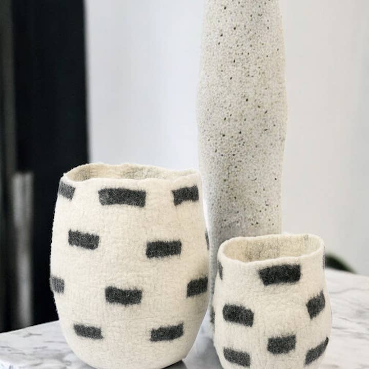 The African Home Goods - Vendita all'ingrosso Vasi - Vasi da pavimento Eclipse in lana infeltriti a mano - Vaso da pavimento tribale2