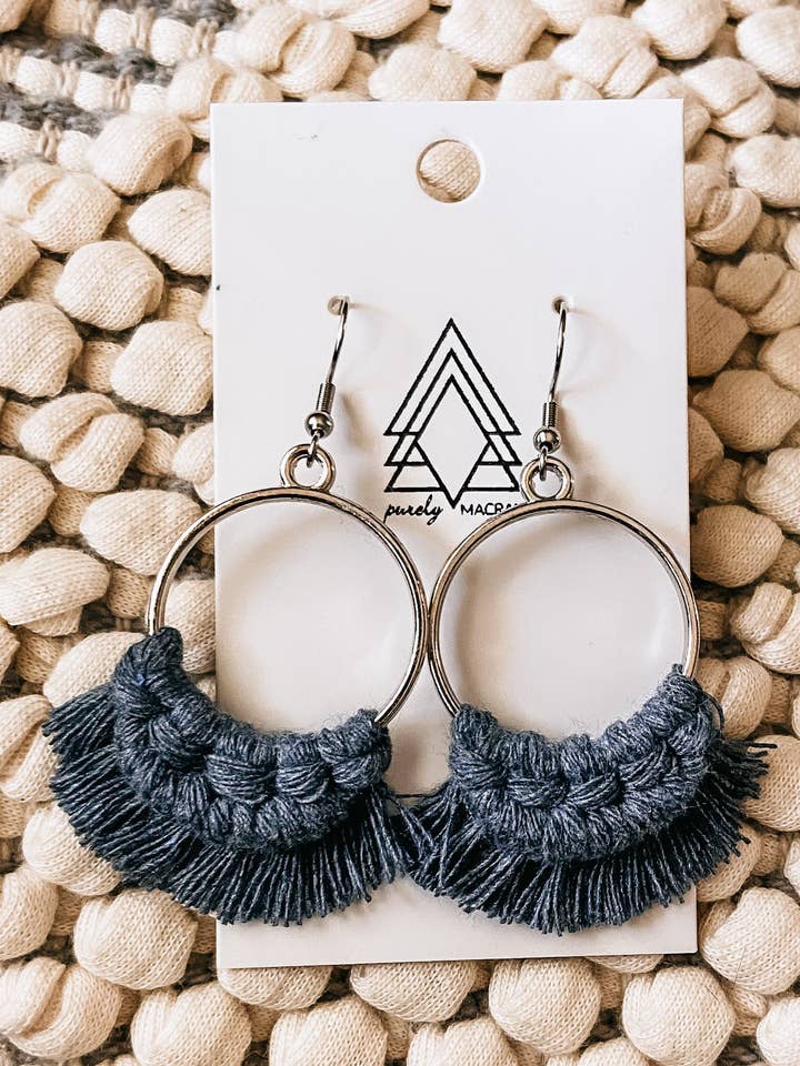 Créoles en indigo délavé pour la vente par Purely Macrame