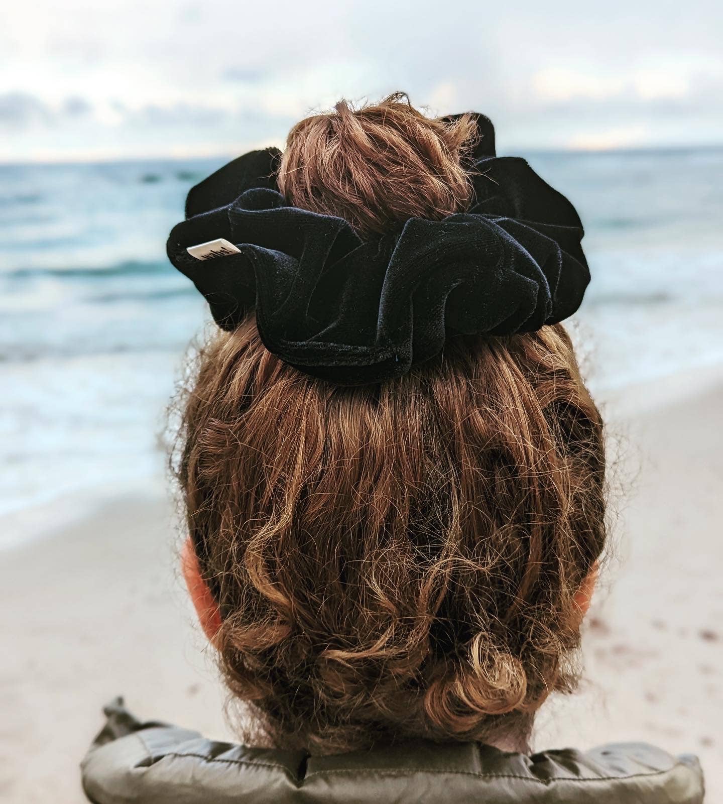 What a bun! - Wholesale Scrunchie - Women's - Schwarzer Samt-Haargummi1
