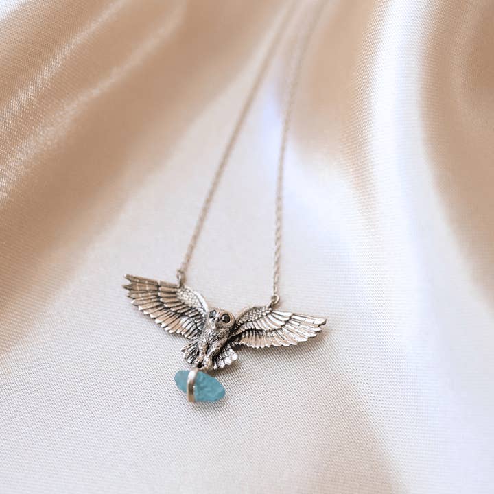 Colar Coruja “Sabedoria & Verdade” com Diamante Negro e Apatita por atacado de Jewelry Evolution