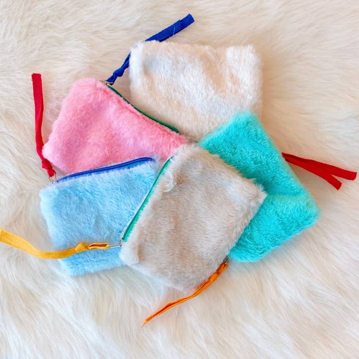 Color Pop lynlåspung i blødt pelsstof for engroshandel hos Ellison+Young