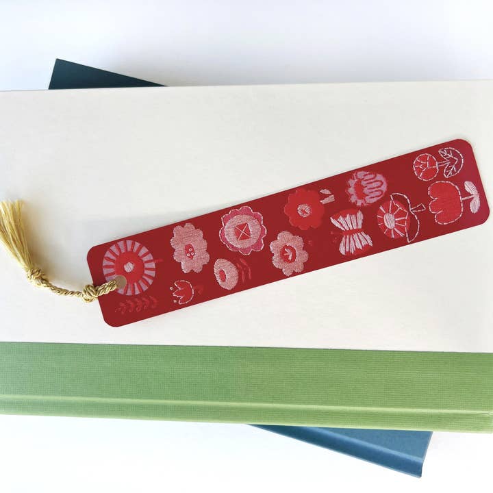 Marque-page à pompon brodé à fleurs rouges pour la vente par Rikrack
