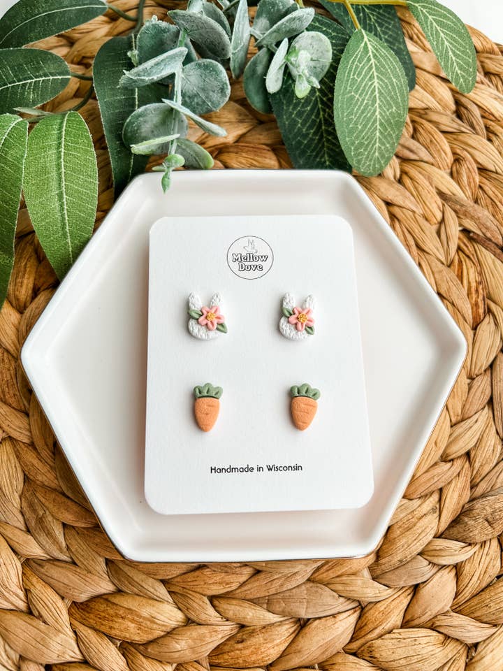 Lot de clous en forme de lapin et de carotte à motif floral blanc/rose | Boucles d'oreilles Boho pour la vente par Mellow Dove Designs