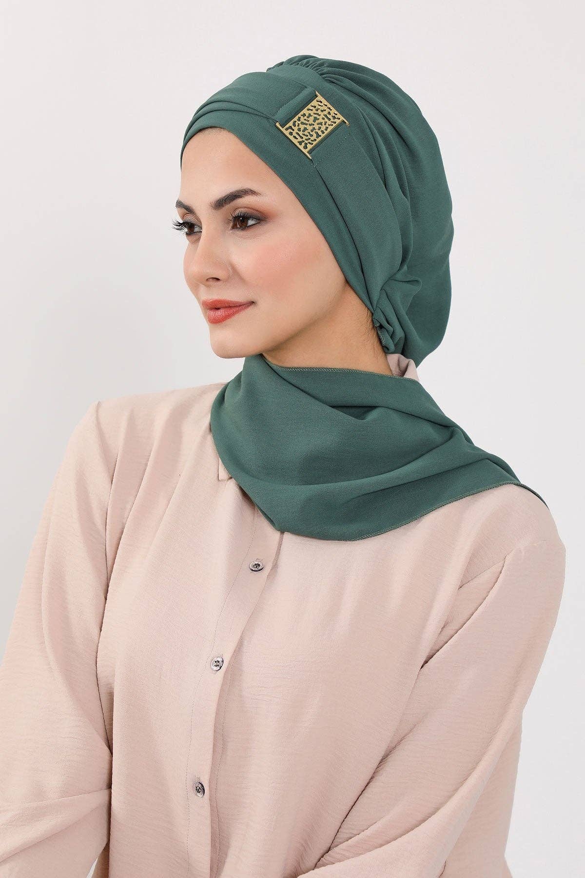 Aisha's Design – wholesale Hijab – Women’s – Modest Fashion Instant Aerobin Turban with Leopard Pattern Accessory, Pre-Tied Aerobin Hijab with Chic Metal Accessory,HT-11A35