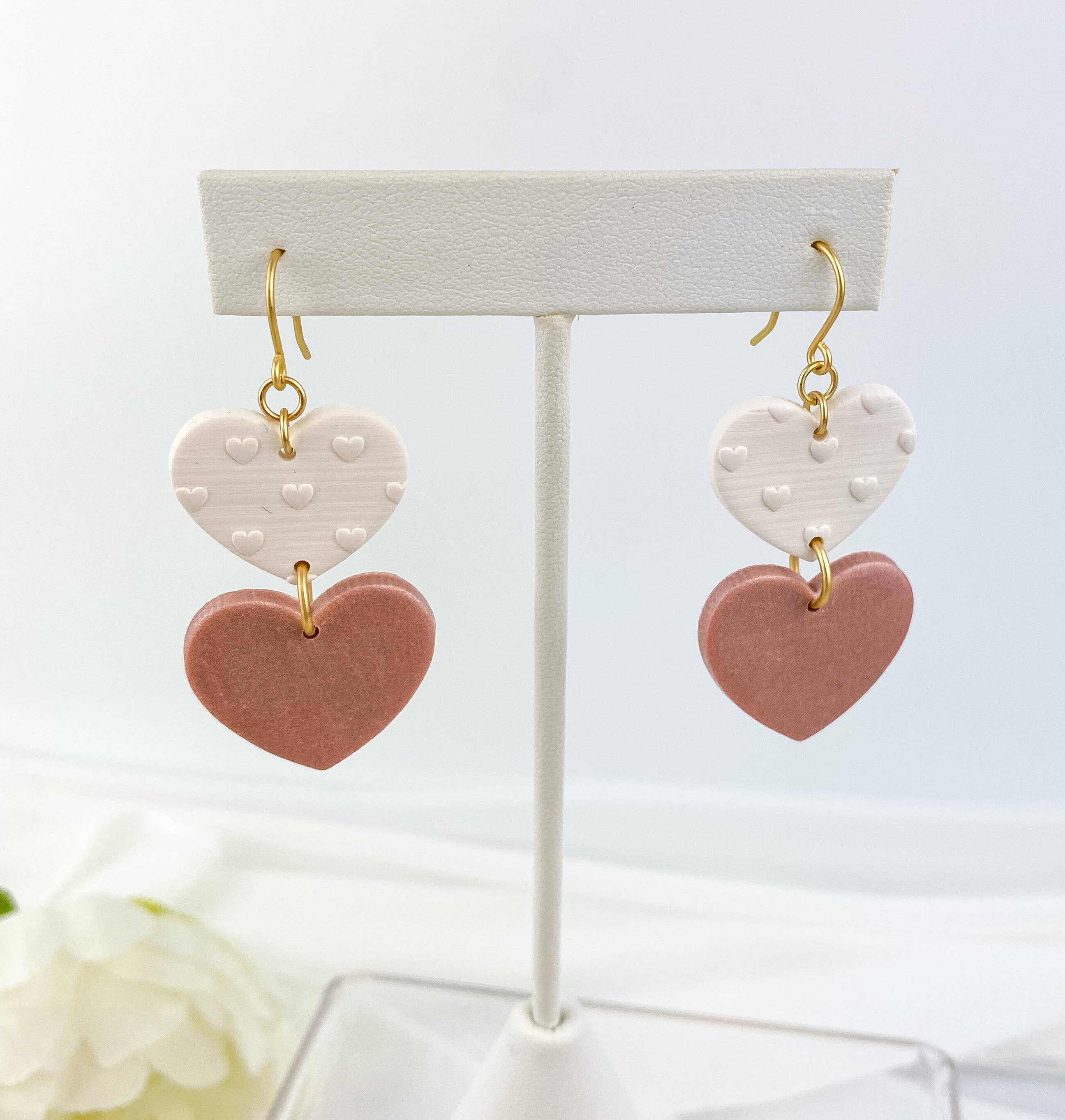 Light Shine - Venta al por mayor Pendientes colgantes - Pendiente de arcilla de San Valentín con diseño de Double Heart Drop, rosa y blanco1